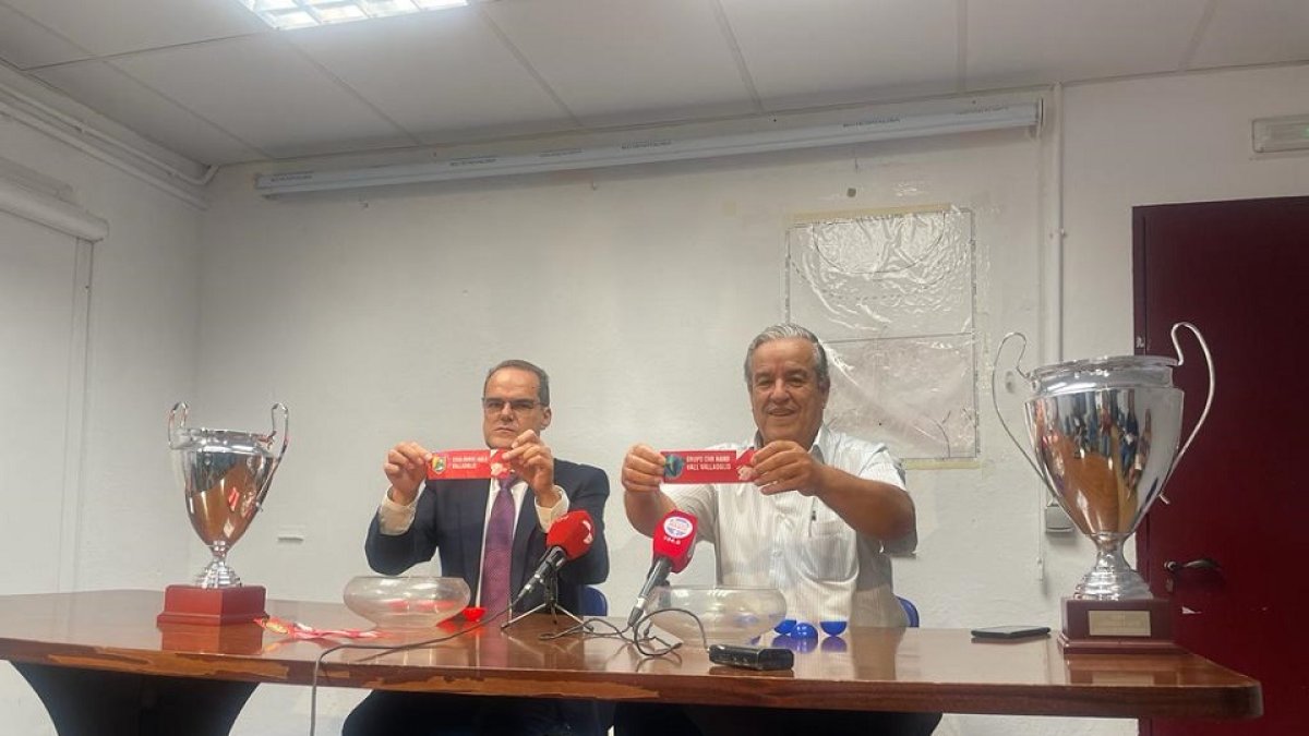 Cayetano Cifuentes y Tinin Alonso ayer en el sorteo de Copa. / EL MUNDO