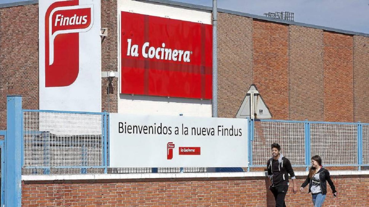 Carteles que Findus puso en el exterior de la fábrica de Argales cuando adquirió a Nestlé.-Pablo Requejo