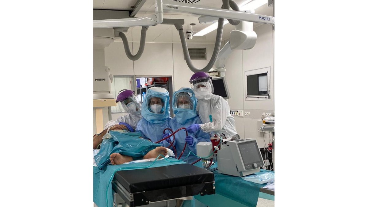 Los sanitarios de Burgos con los gruesos catéteres implantados a Luis Comella. EM