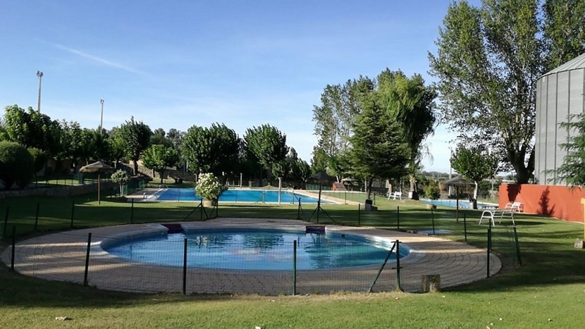 Imagen de archivo de las piscinas municipales de Medina de Rioseco, que serán de las últimas en abrir este mes de junio. - AYUNTAMIENTO DE RIOSECO