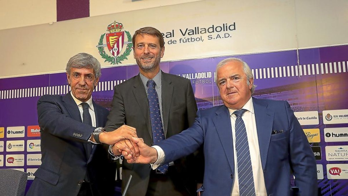 José Moro, Carlos Suárez y José Luis Losada juntan sus manos tras el acto de presentación de los dos vicepresidentes.-BALCAZA