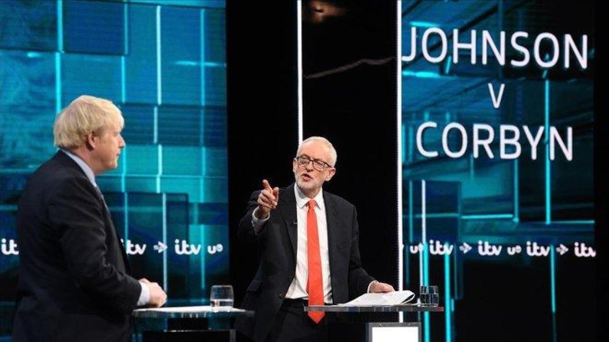 Johnson y Corbyn en pleno debate.-EFE