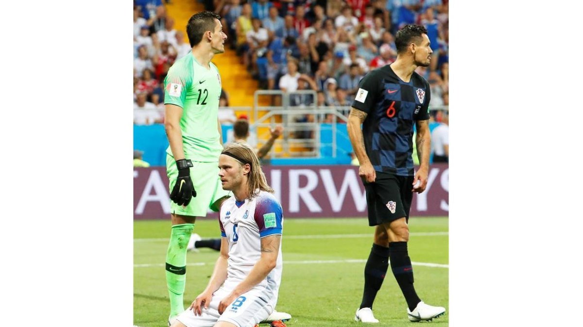 Birkir Bjarnason se lamenta de una ocasión-SHAWN THEW