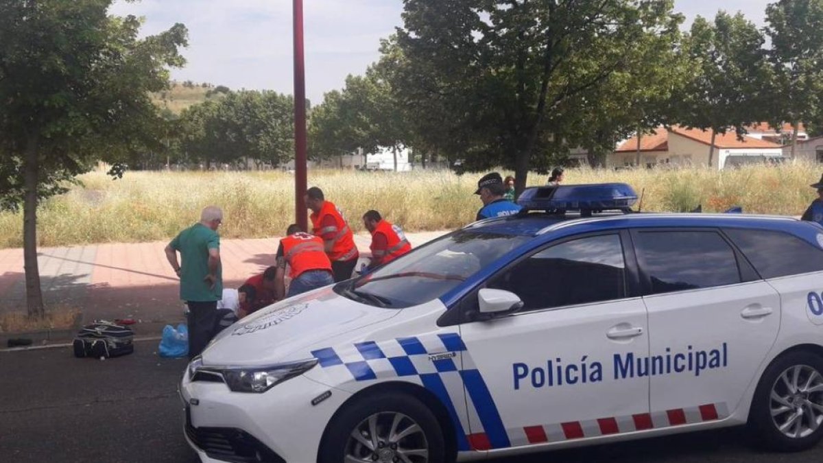 Los servicios de emergencia atienden al hombre herido.-@PoliciaVLL