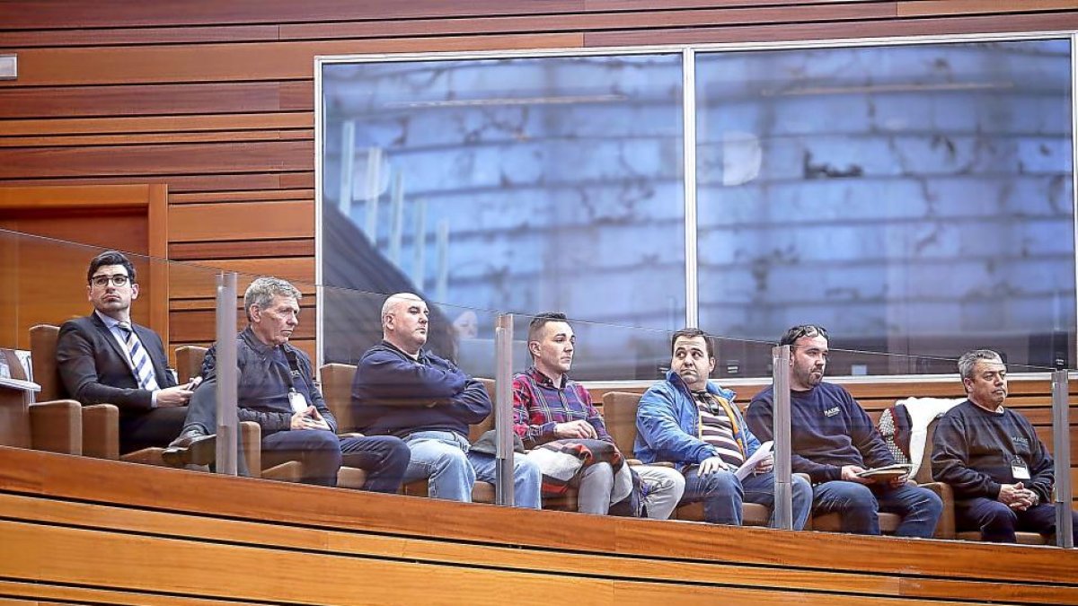 Trabajadores de Made escuchan una declaración de apoyo en la sesión del Pleno de las Cortes celebrada este martes.-ICAL