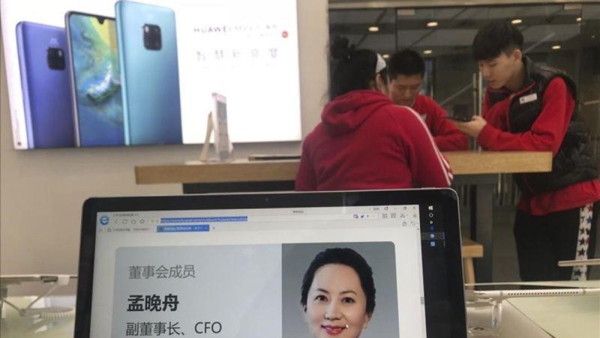 Una pantalla de un comercio de Pekín muestra el perfil de la directora financiera de Huawei, Meng Wanzhou.-NG HAN GUAN (AP)