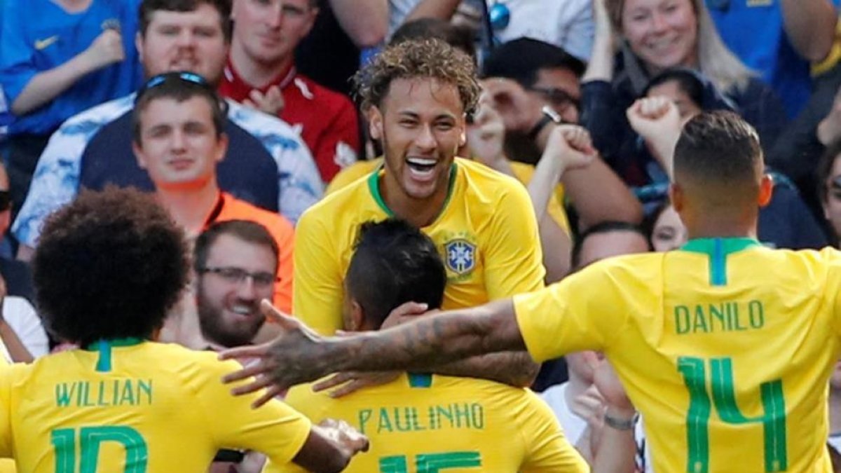 Willian, Paulinho y Danilo felicitan a Neymar.-REUTERS / ANDREW BOYERS
