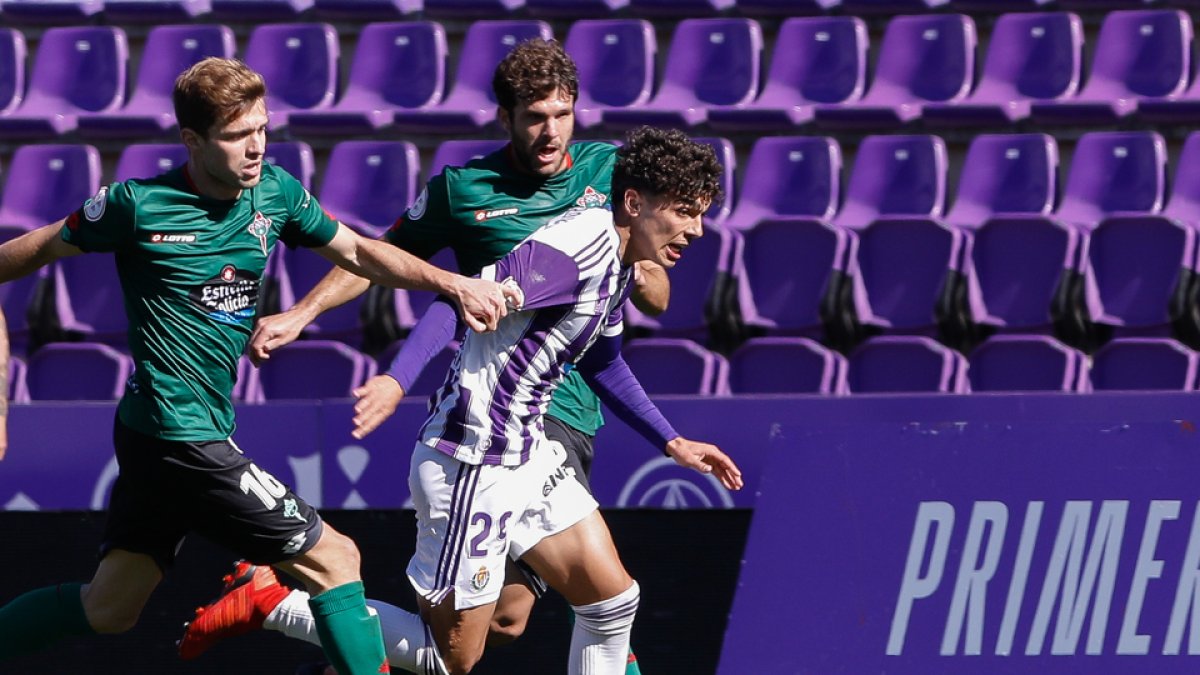 Arroyo se zafa de la marca de dos jugadores del Racing de Ferrol. / LOSTAU