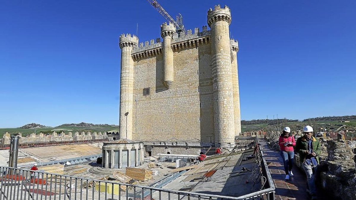 Operarios revisan las obras de la cubierta del patio de armas del Castillo de Fuensaldaña, ayer.-J.M. LOSTAU