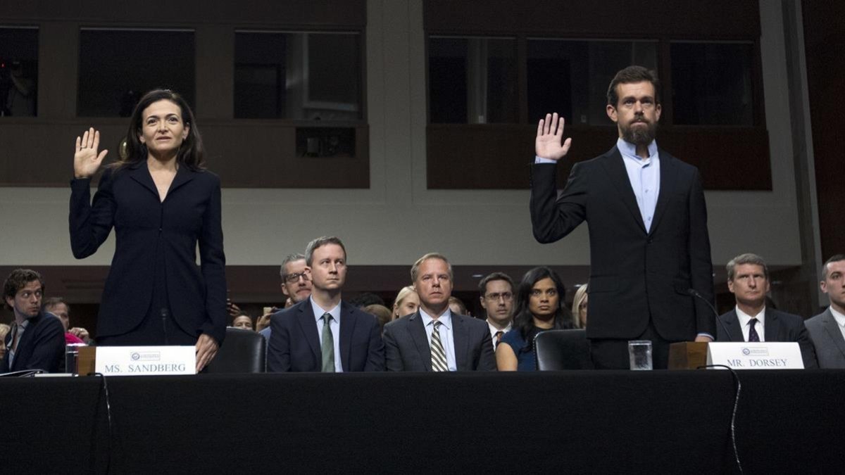 Sheryl Sandberg, jefa de operaciones de Facebok, y Jack Dorsey, CEO de Twitter, en la comisión del Senado, este miércoles-JOSÉ LUIS MAGANA (AP PHOTO)