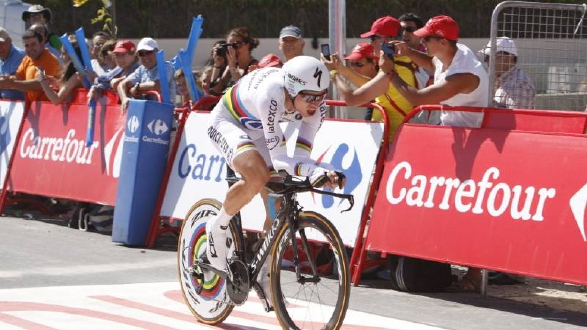 Tony Martin cruza la línea de meta de la contrarreloj con final en Borja donde ha conseguido la victoria.-Foto: ÁNGEL DE CASTRO