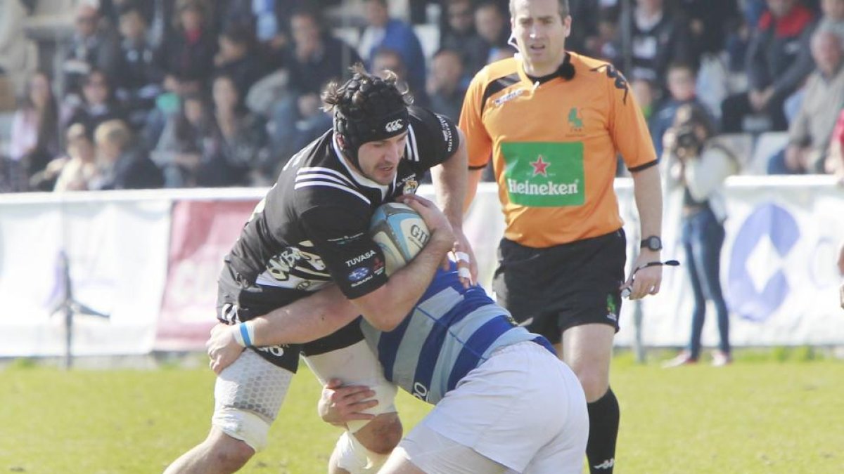 Placaje del Cisneros a Matt Foulds en el partido disputado ayer en Pepe Rojo.-J. M. LOSTAU