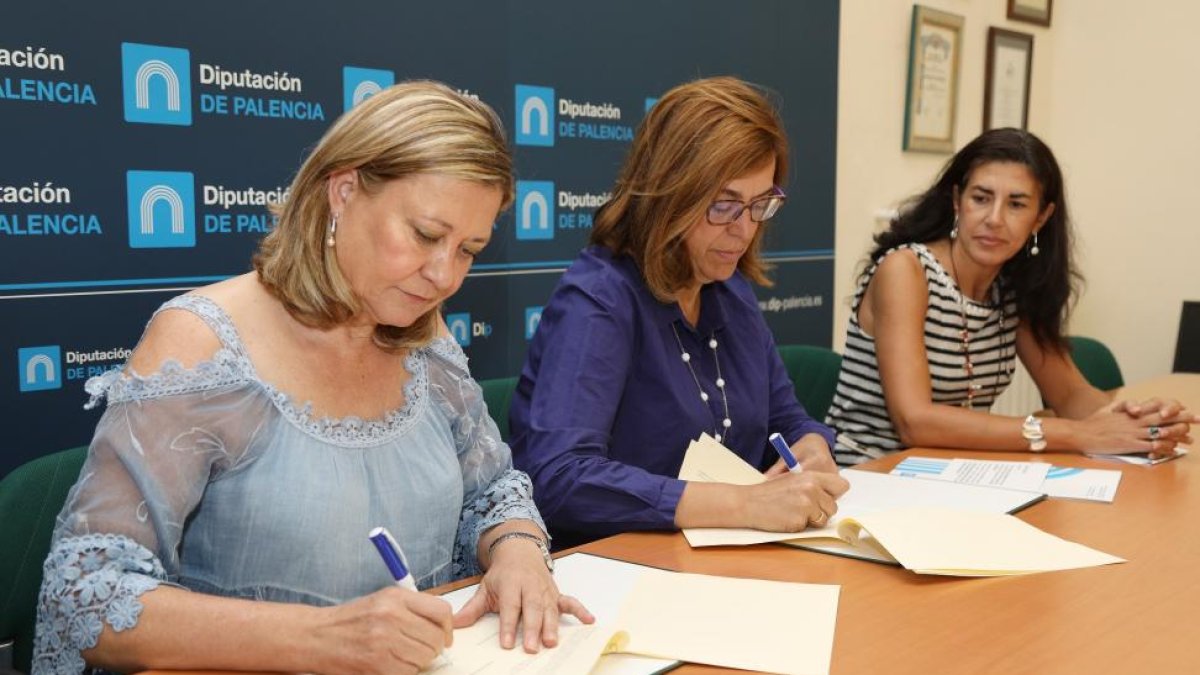 La presidenta de la Diputación, Ángeles Armisén, y la consejera de Economía y Hacienda, Pilar del Olmo, firman un convenio de colaboración en materia de eficiencia energética.-ICAL