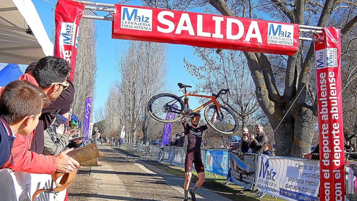Óscar Pujol entra bicicleta en alto en la meta de Ávila.-E.M.