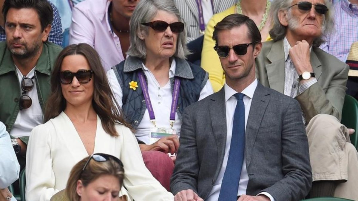 Pippa Middleton y su marido, James Matthews, en un partido de Wimbledon del año pasado.-REUTERS