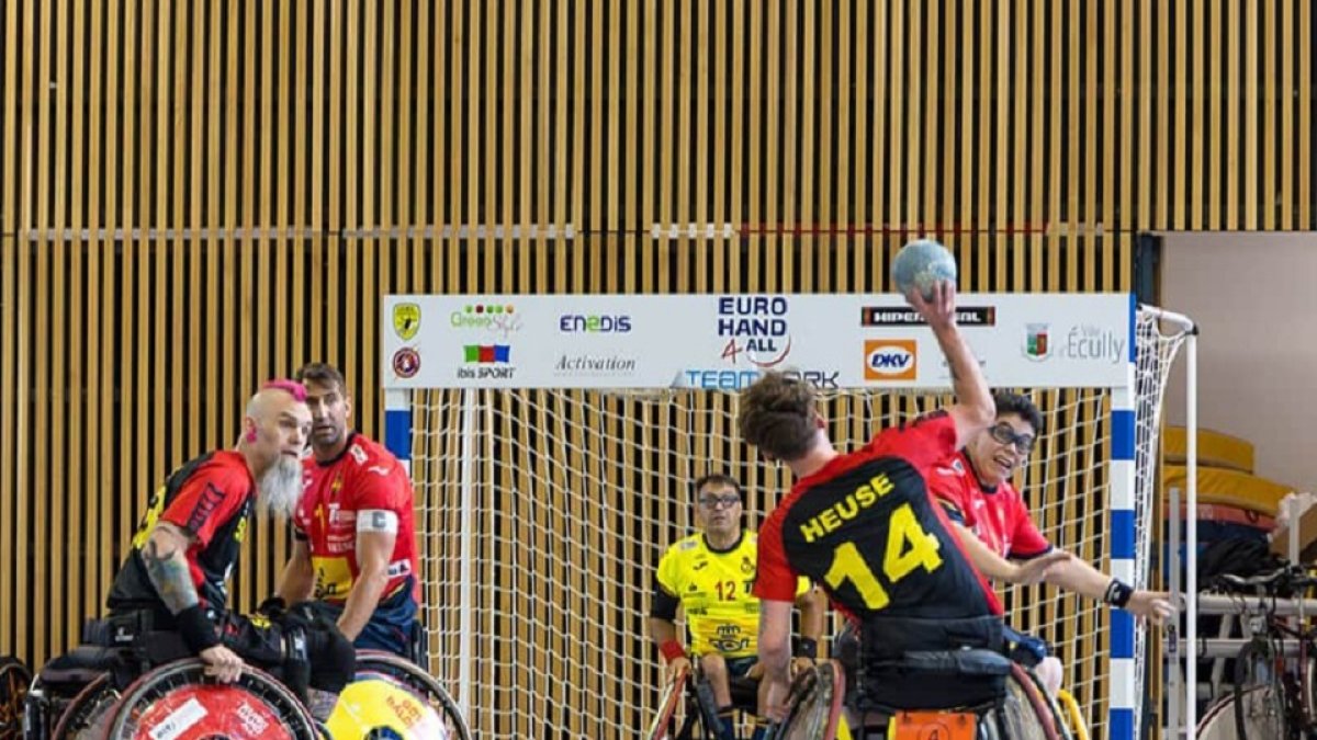 Imagen de un partido de la selección española de balonmano en silla de ruedas. / EL MUNDO