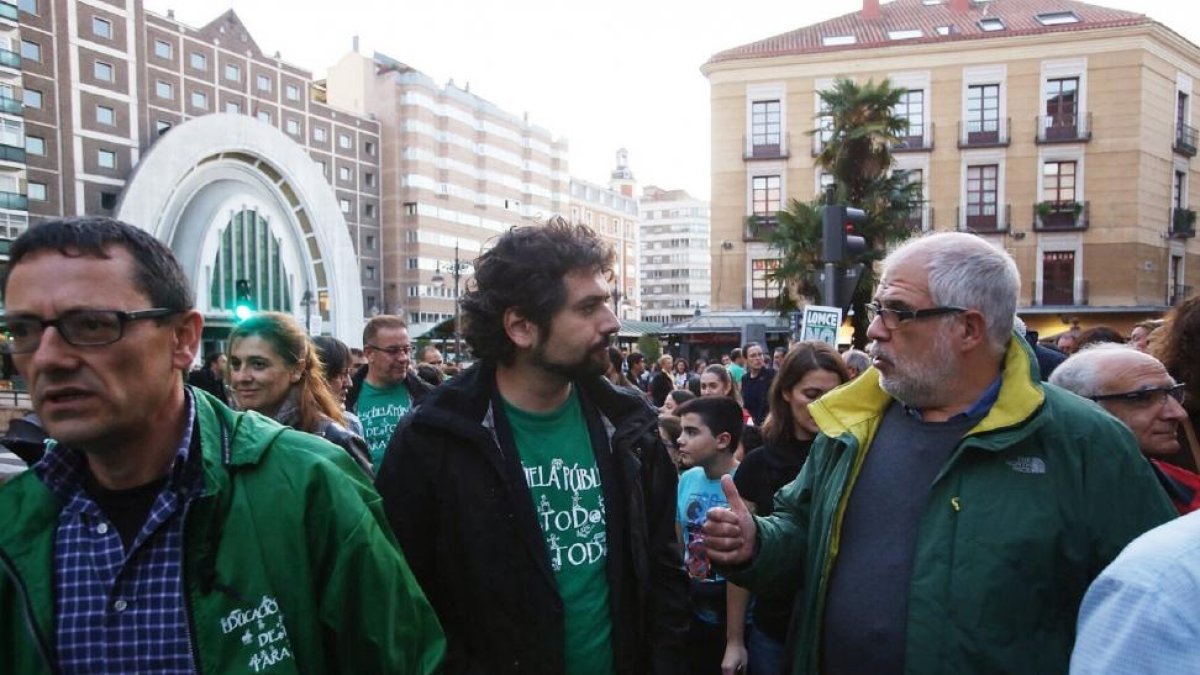 El coordinador regional de Izquierda Unida, José Sarrión, participa en la jornada de protestas del ámbito educativo contra los recortes en educación y las reválidas-ICAL