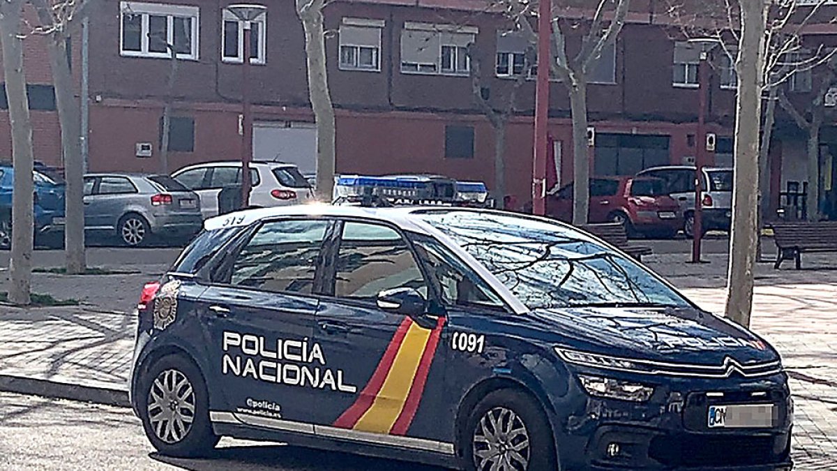 Coche de policía en una foto de archivo. E. M.