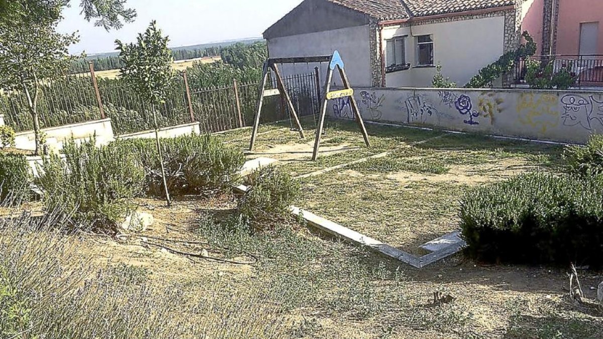 Estado de abandono del entorno de El Mirador de Simancas, para el que reclaman una pronta actuación.-EL MUNDO