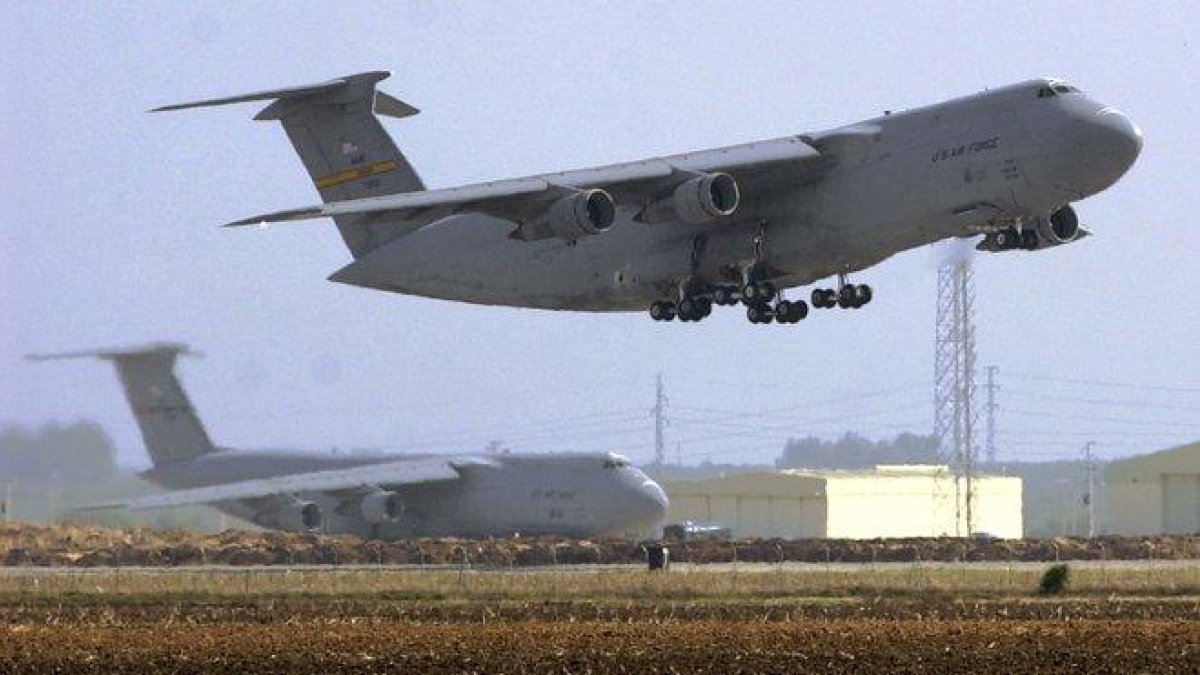 El avión desplegado por el Pentágono es el modelo E-8.-EFE