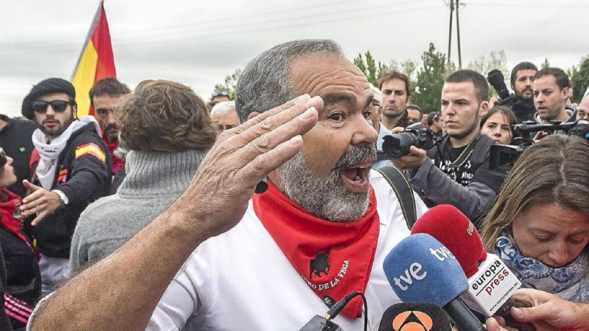 Gerardo Abril habla a los medios.-P. Requejo