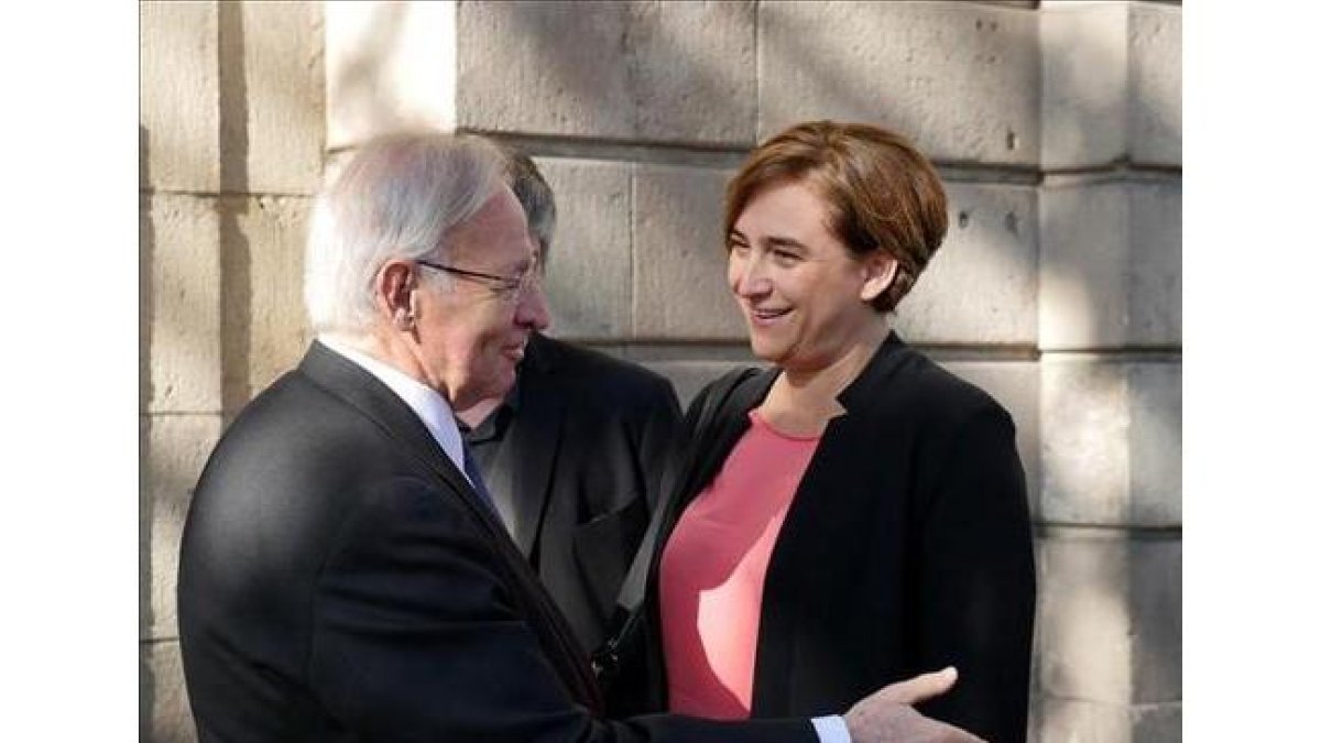 La alcaldesa Ada Colau y el presidente de la Cambra de Comerç de Barcelona, este jueves.-RICARD FADRIQUE