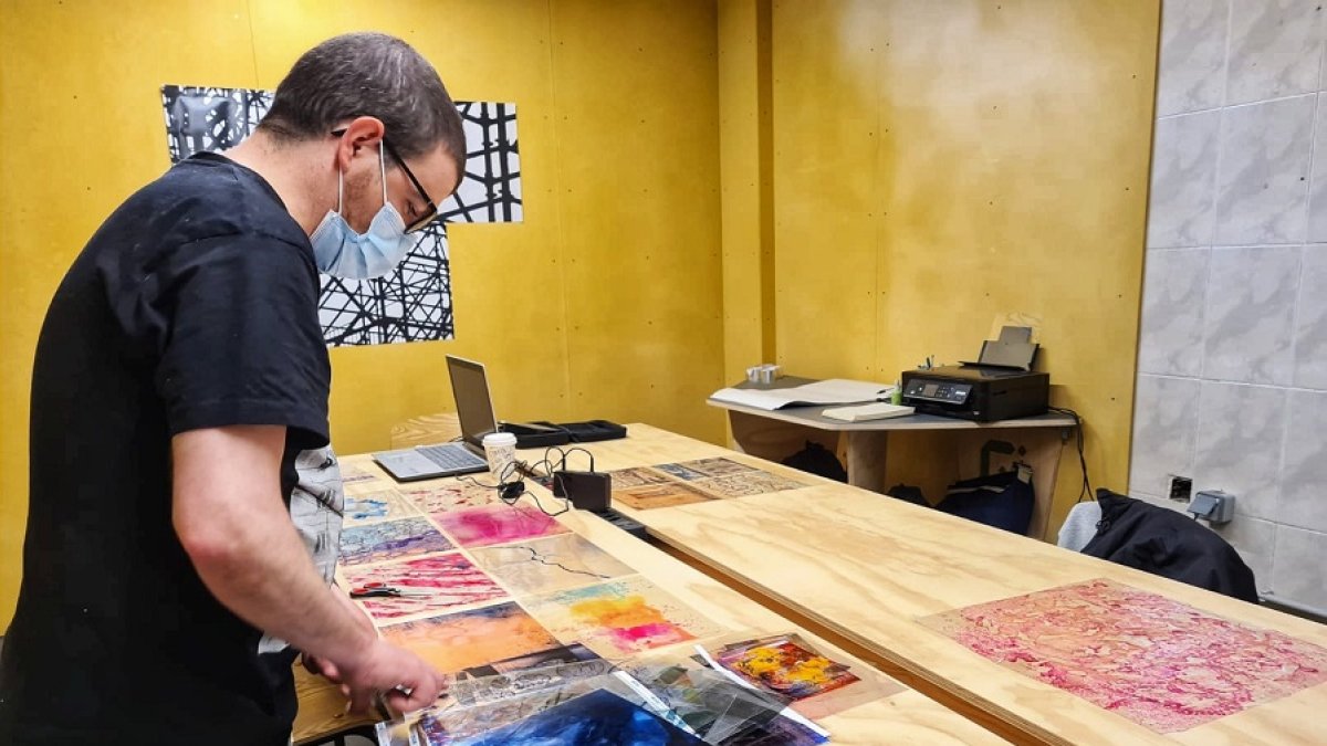 Un artista trabajando en las GaleríasVA