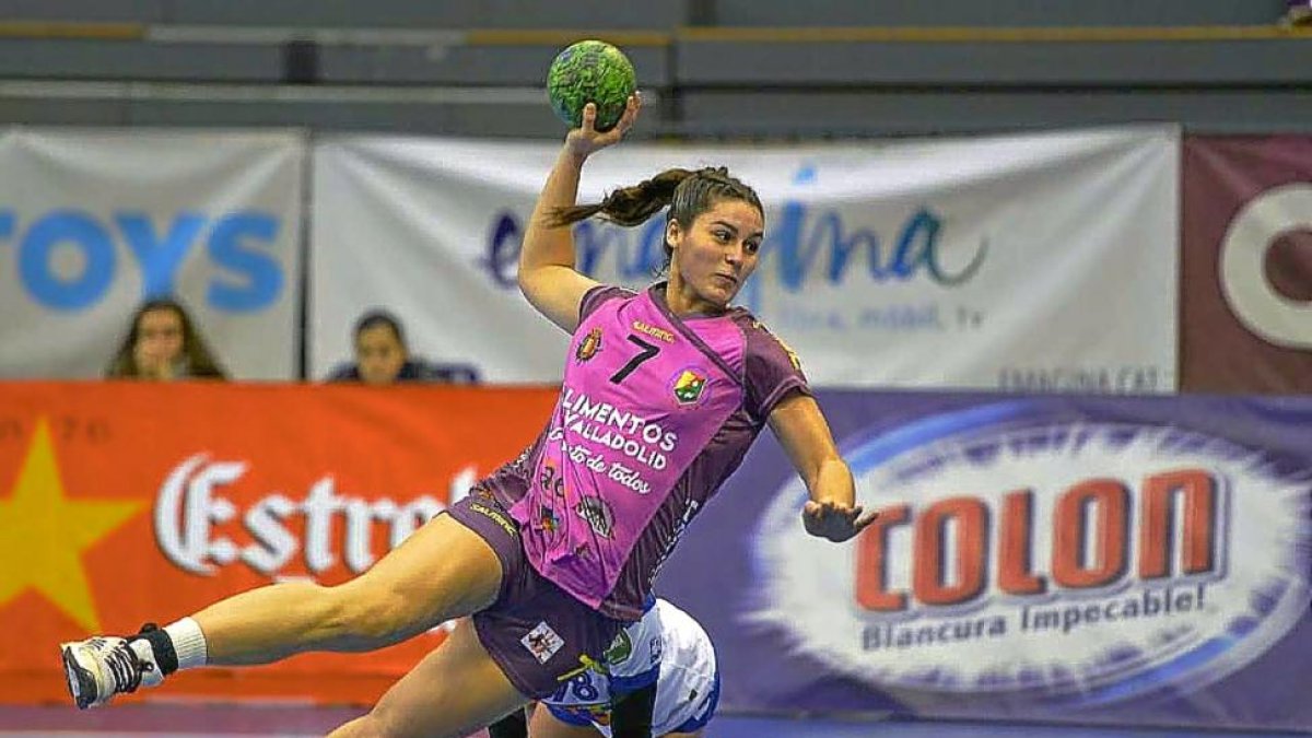 Eli Cesáreo, autora del gol del triunfo ante el Granollers, se dispone a lanzar frente a las catalanas.-PHOTO-DEPORTE