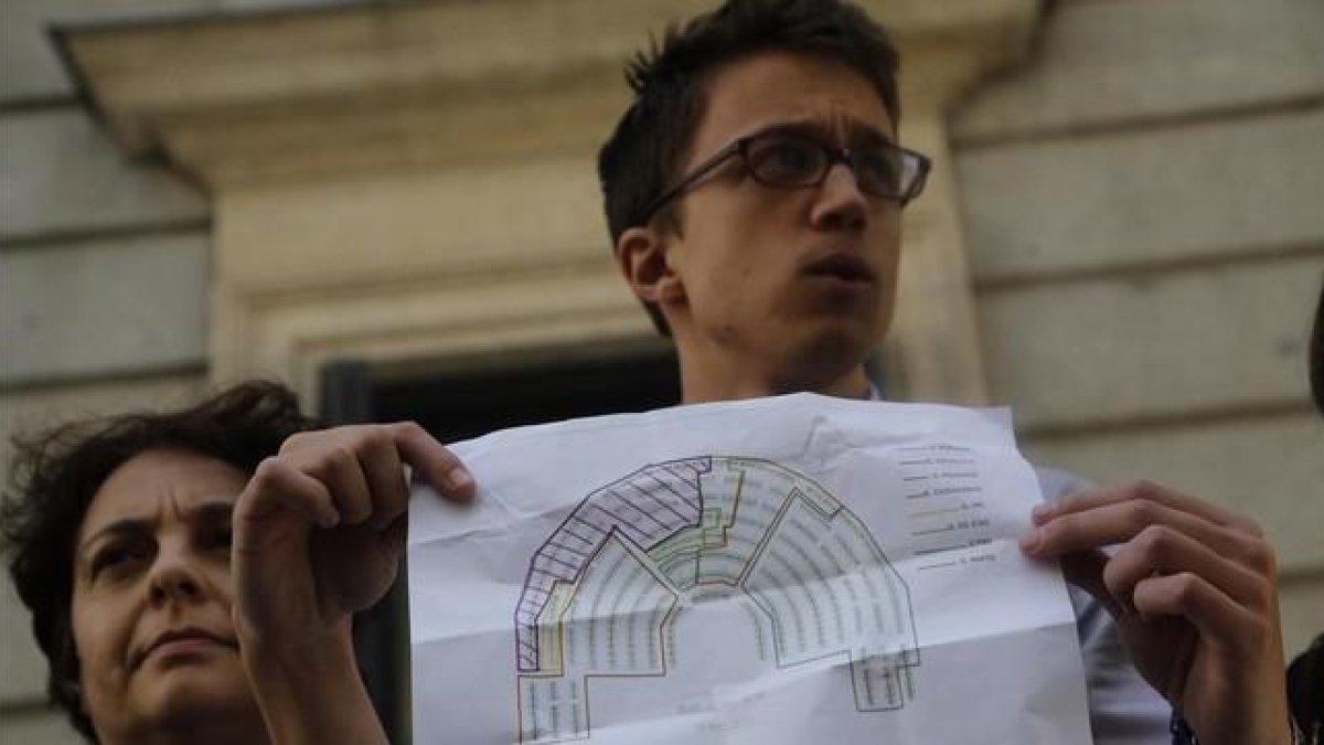 Íñigo Errejón muestar en el patio del Congreso la distribución del hemicilo aprobada por la Mesa.-AGUSTÍN CATALÁN