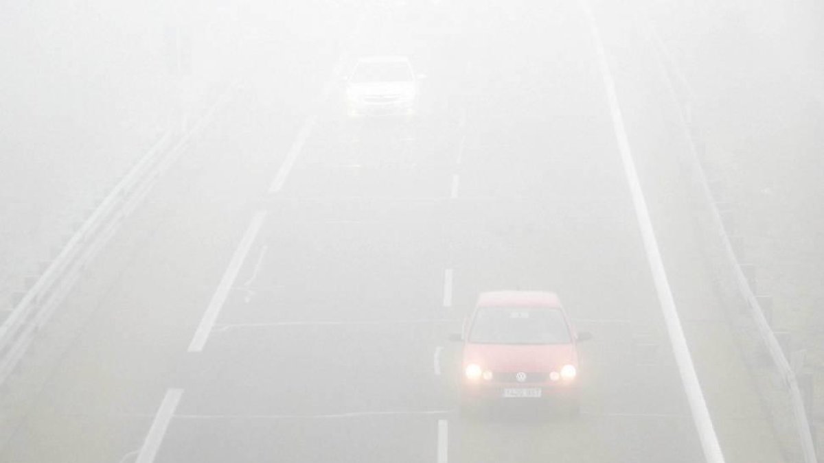 Niebla en varios tramos de carreteras de Castilla y León. Foto de archivo
