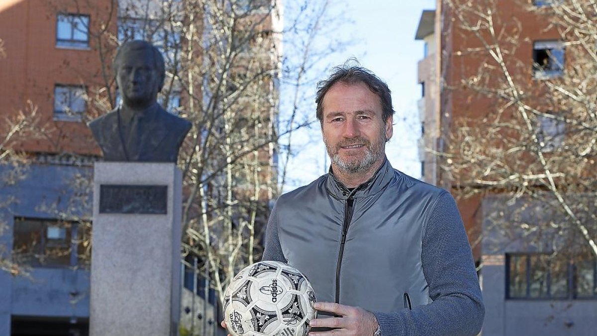 Juan Carlos posa con un balón en la Plaza Marcos Fernández, delante de la estatuta del expresidente blanquivioleta.-J. M. LOSTAU