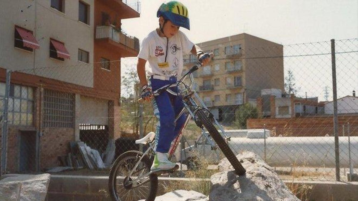 Toni Bou, a los 8 años, con su bici haciendo ya equilibrios sobre las rocas.-REPSOL MEDIA