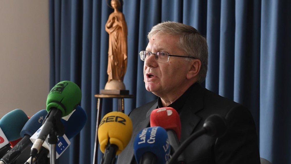 El obispo de Astorga, JuanAntonioMenéndez, durante una comparecencia de prensa.-ICAL