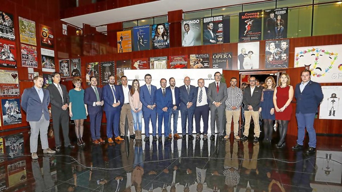 Foto de familia de los homenajeados ayer.-J.M. LOSTAU