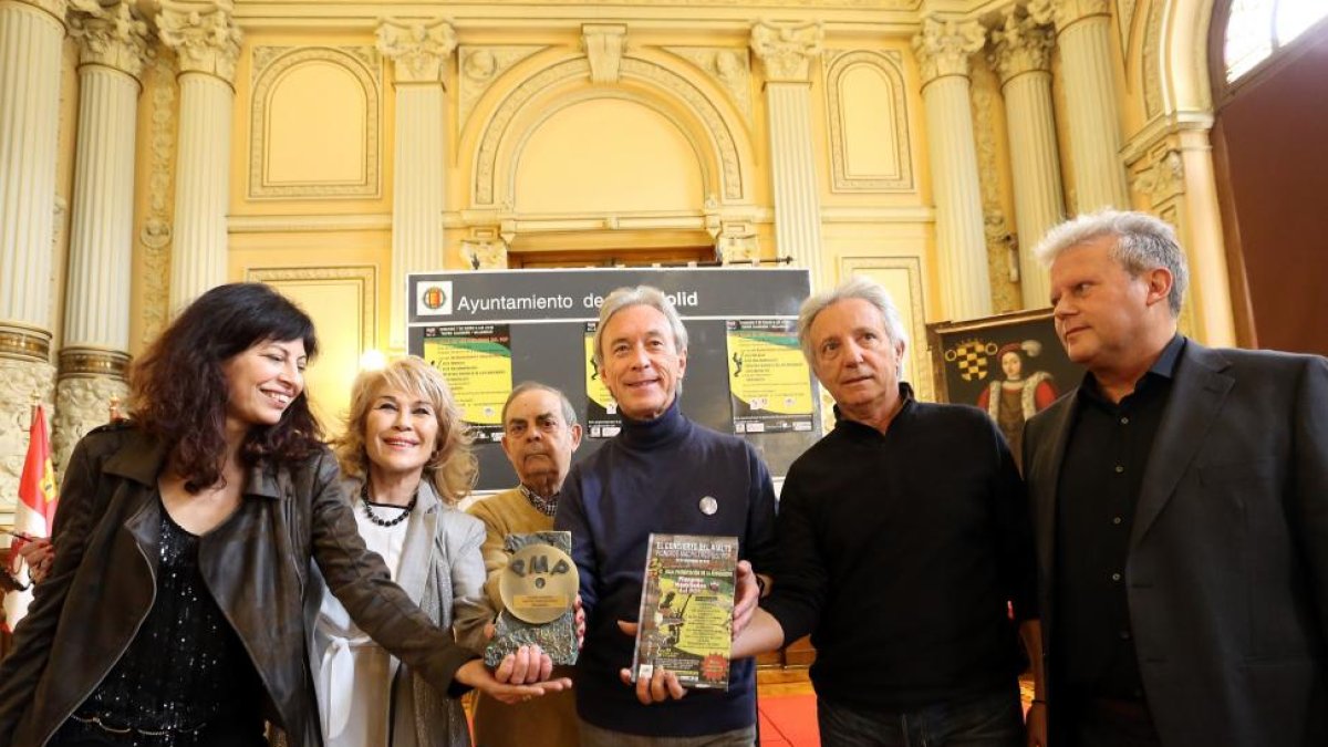 La concejala de Cultura y Turismo, Ana Redondo, y representantes de los grupos Los Mismos, Los Íberos, Relámpagos y Los Brincos presentan los Premios Pioneros 2017-RUBÉN CACHO/ ICAL