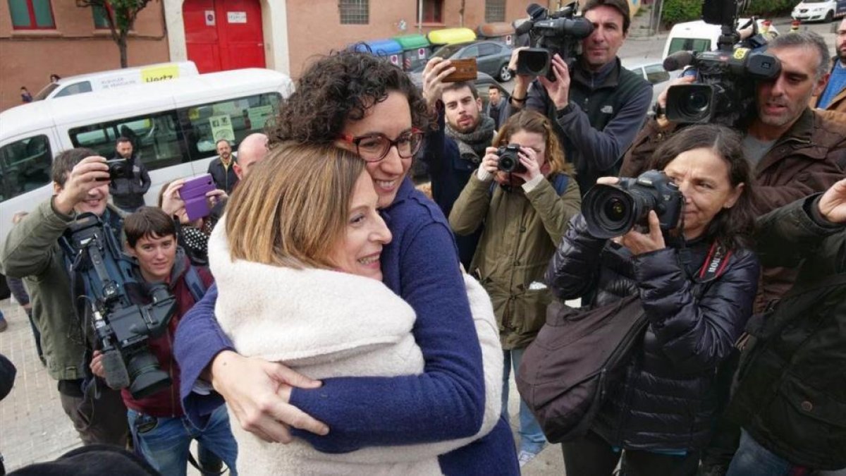 Carme Forcadell y Marta Rovira se abrazan este domingo en el mitin de ERC en Badalona.-RICARD FADRIQUE
