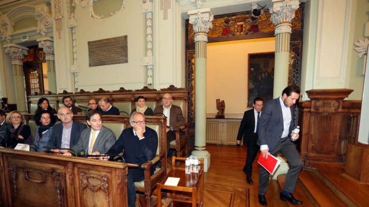El alcalde de Valladolid, Óscar Puente, llega al pleno con media hora de retraso ante las quejas de la bancada popular-Rubén Cacho / ICAL