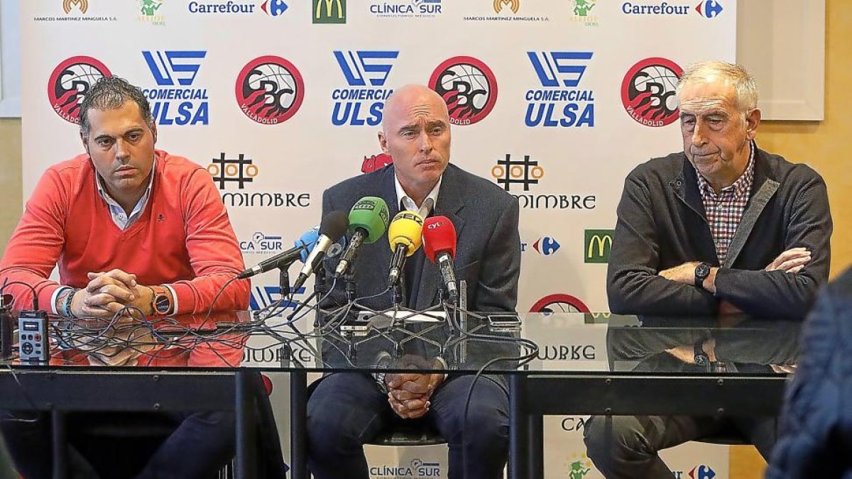 Saúl Hernández, Mike Hansen y Juanjo Fernández ‘Feñe’ ayer en la rueda de prensa del CBCValladolid.-J. M. LOSTAU