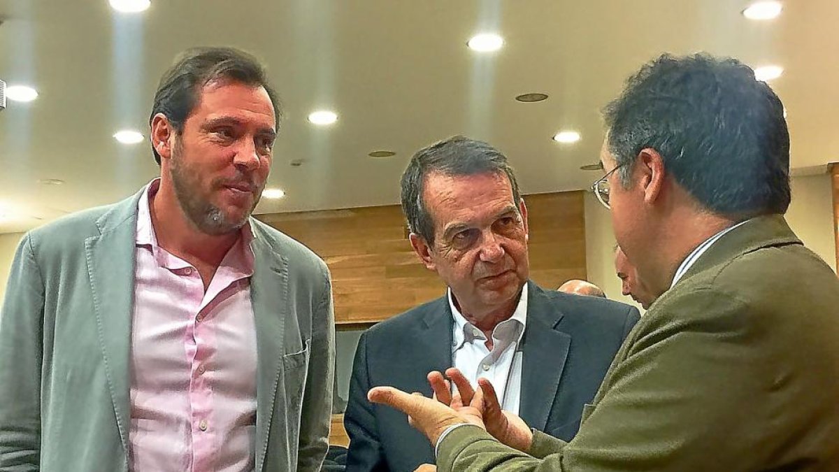 Puente, Abel Caballero y Ángel Marinero en las jornadas sobre áreas metropolitanas.-E. M.