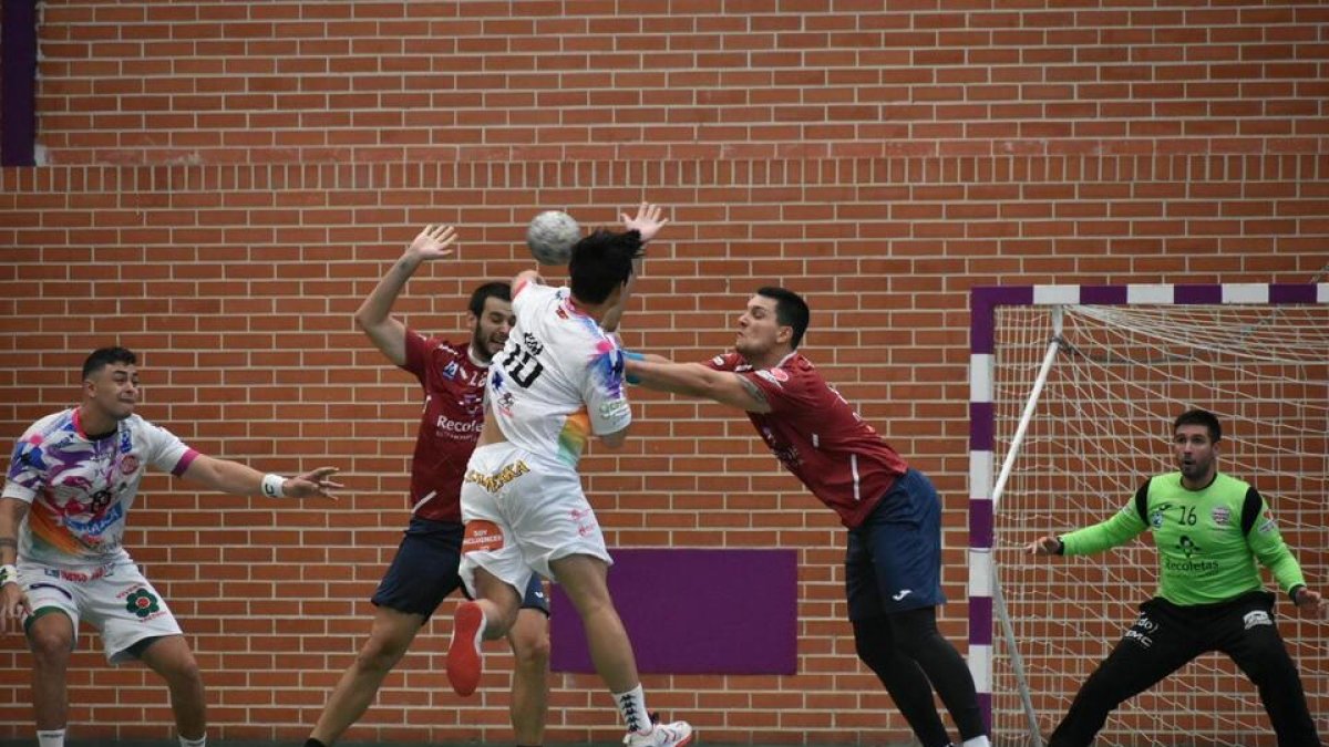 Martínez y Dimitrievski frenan un ataque leonés. / A. ADEMAR