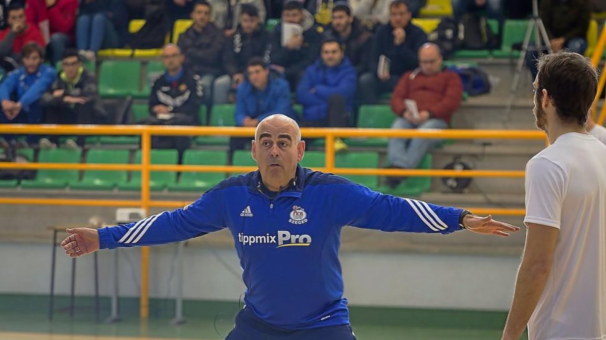 Manolo Cadenas, Juan Carlos Pastor, ‘Jota’ González’ y Dani Gordo, ejercen de ‘coachs’ del mañana en el privilegiado y a la vez distinguido Clínic Solidario de Entrenadores que se celebra en San Agustín.-MIGUEL ÁNGEL SANTOS