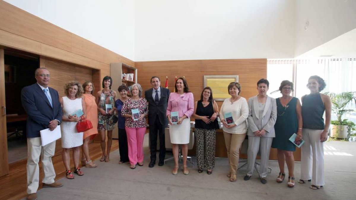 La presidenta de las Cortes, María Josefa García Cirac, y el consejero de Sanidad, Antonio María Sáez, reciben a las autoras del libro 'Tan alta como un ciprés', una publicación que recoge el testimonio de un grupo de mujeres que han padecido cáncer de ma-Ical