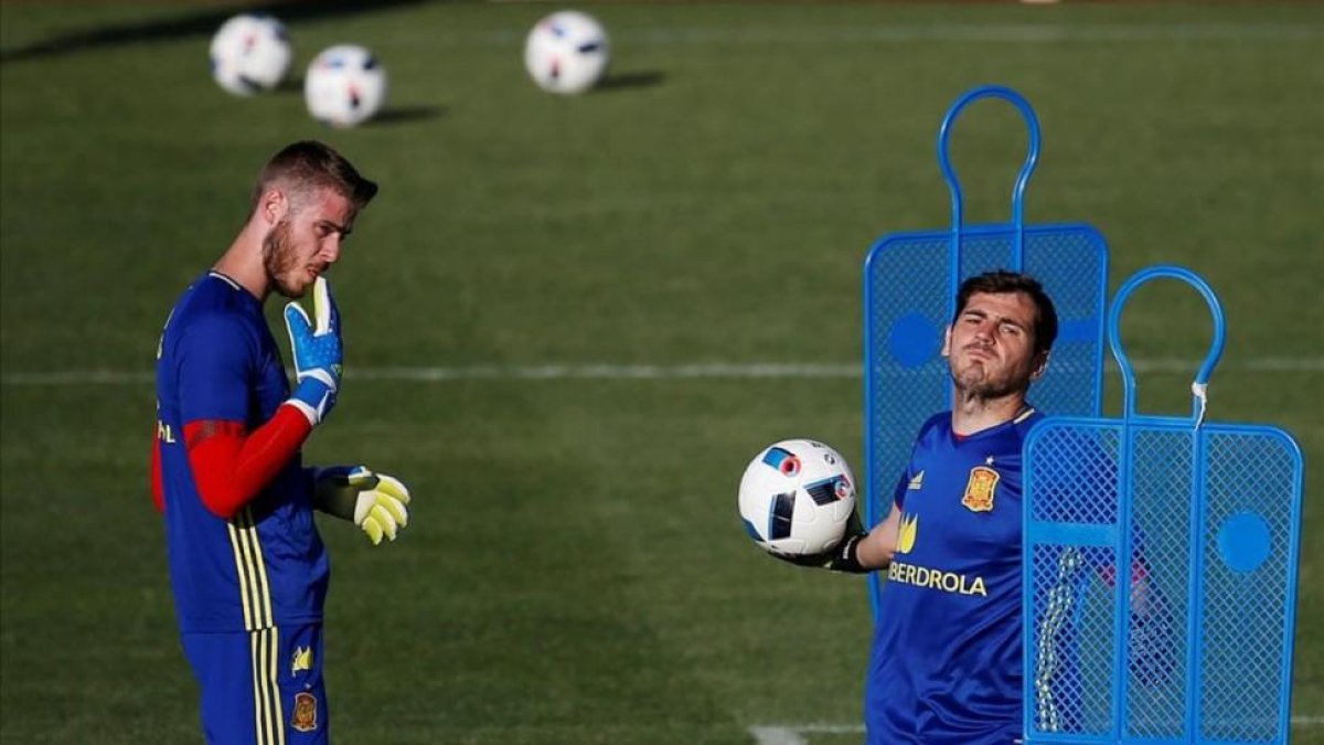 Entrenamiento de los porteros de la selección, David de Gea y Iker Casillas.-REUTERS / SUSANA VERA