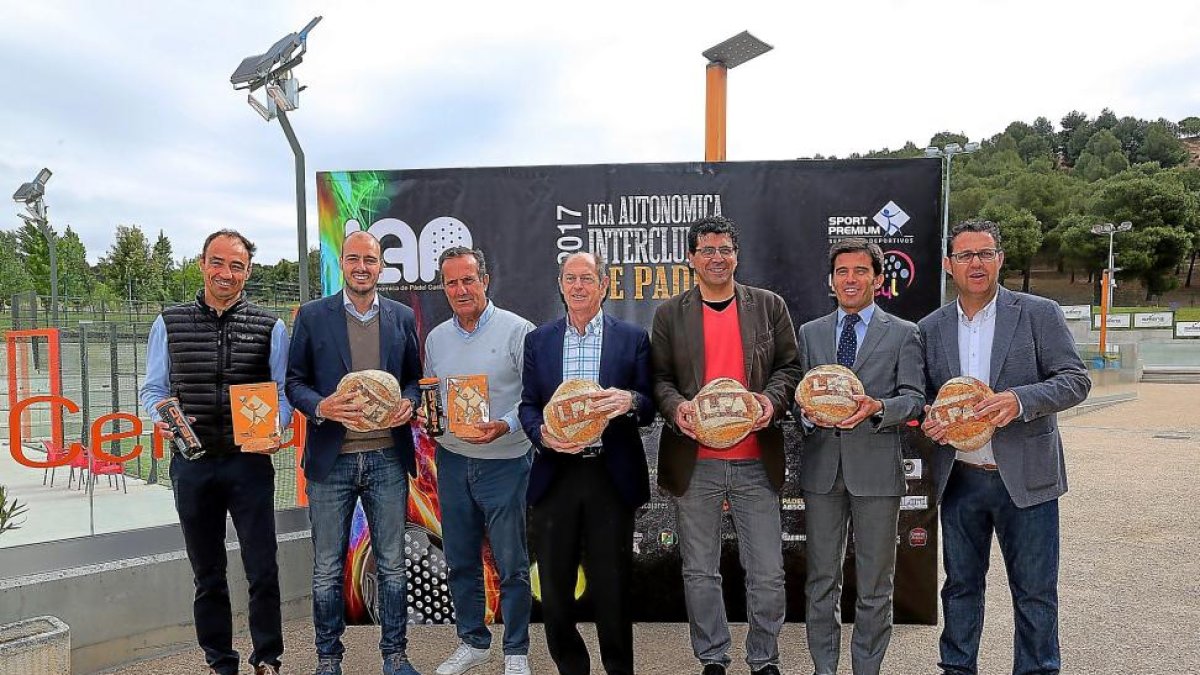 Organizadores y autoridades posan en las instalaciones La Raqueta.-El Mundo