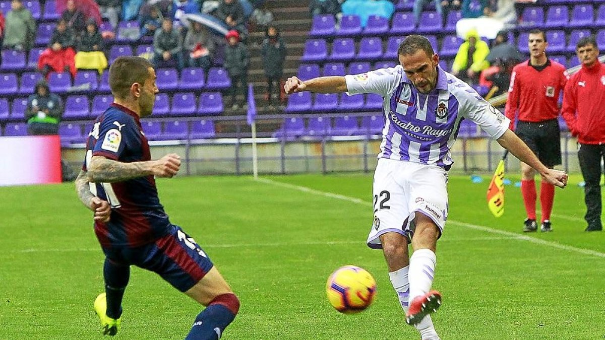 Nacho centra ante la presencia de Peña en el partido contra el Eibar.-J. M. LOSTAU