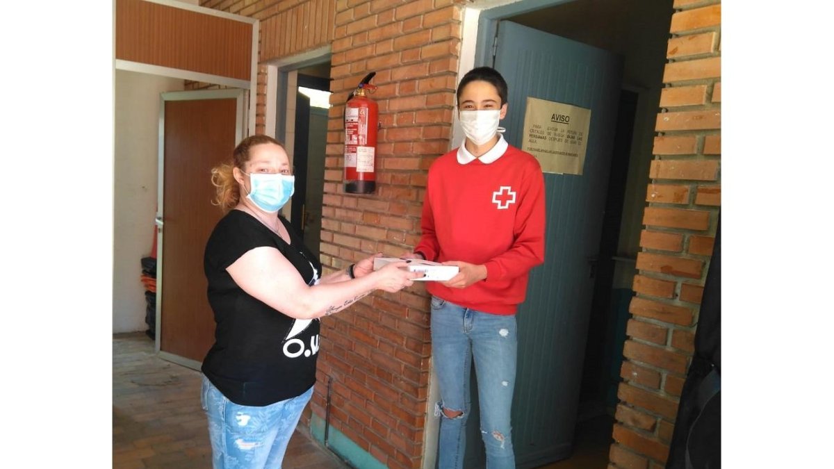 Cruz Roja Juventud entrega tablets a menores de familias vulnerables de Valladolid.
