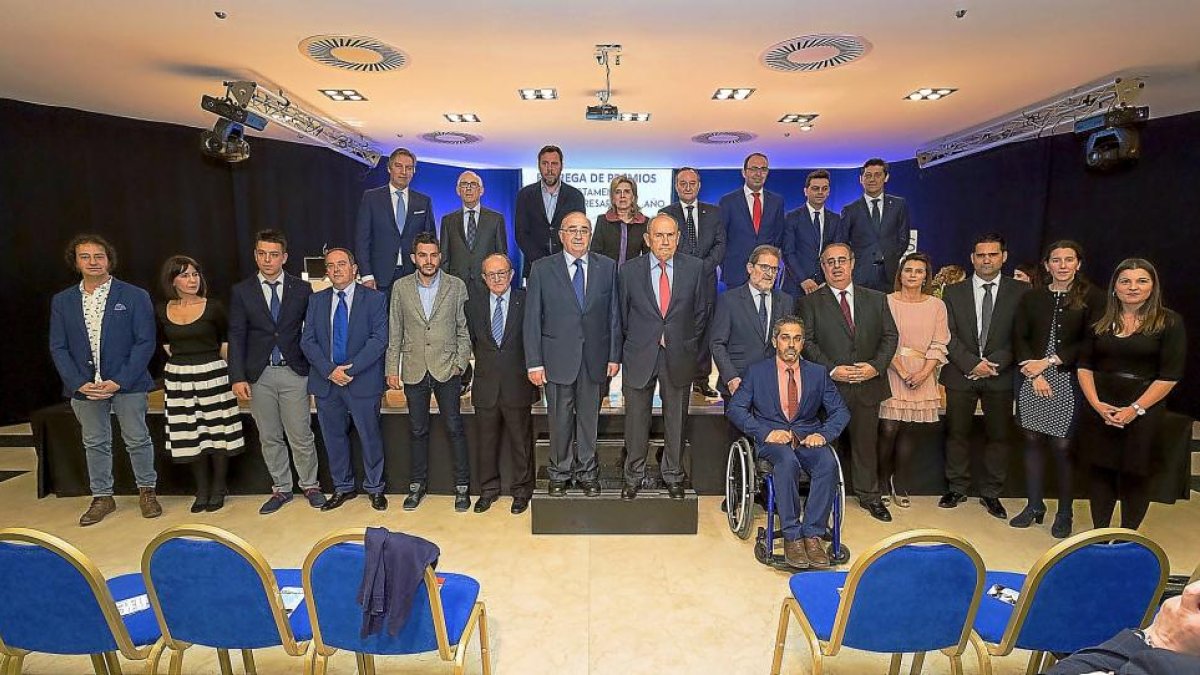 Premiados y autoridades del 33 Certamen Empresario del Año.-PABLO REQUEJO (PHOTOGENIC)