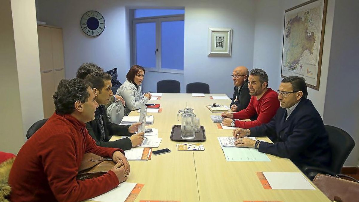 Los representantes sindicales antes del acto de conciliación con Lactalis.-ICAL