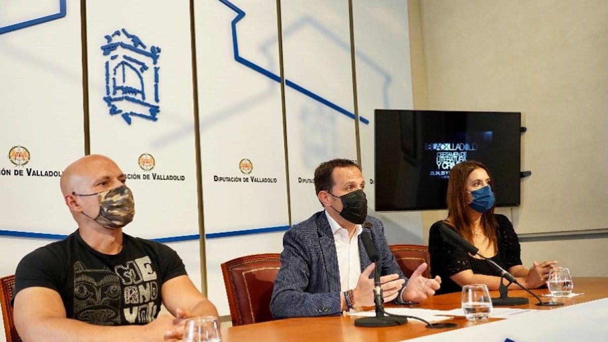 César Pérez Gellida, Conrado Íscar y Dolores Redondo, ayer, en la sede de la Diputación de Valladolid. | E. M.