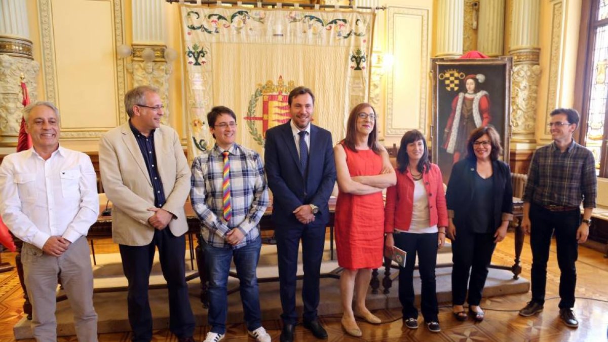 El alcalde de Valladolid, Óscar Puente, junto a los portavoces de los distintos grupos y responsables de las organizaciones LGTB+ de Castilla y León presentan los actos del Día del Orgullo-ICAL
